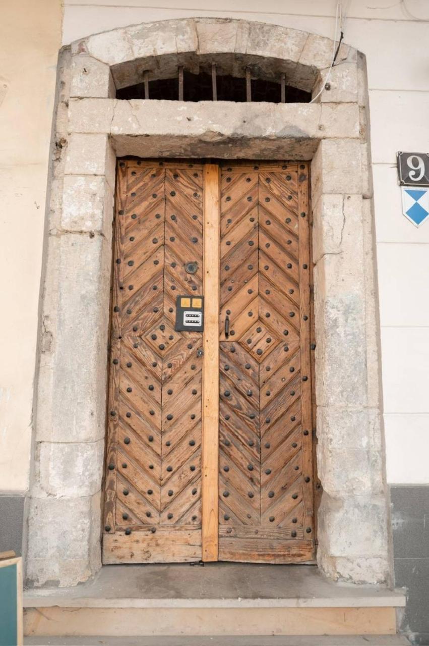 Apart Yaroslava Osmomysla 9 Square - City Center Lviv Eksteriør bilde